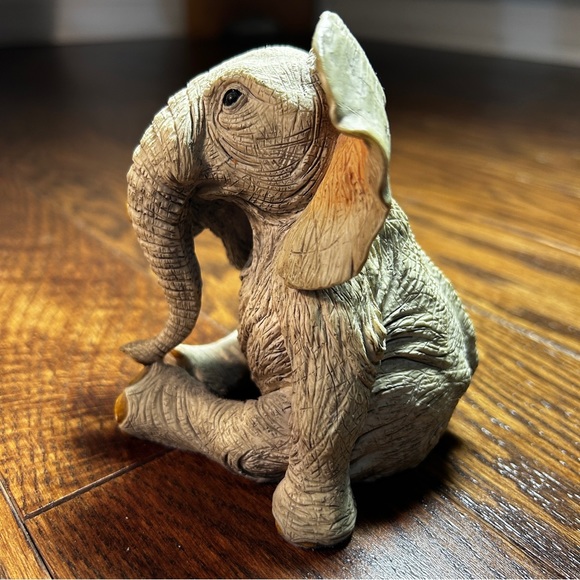 Tuskers Hand Painted 'Tearful Maxwell' Elephant Ornament / Figurine - Picture 1 of 9